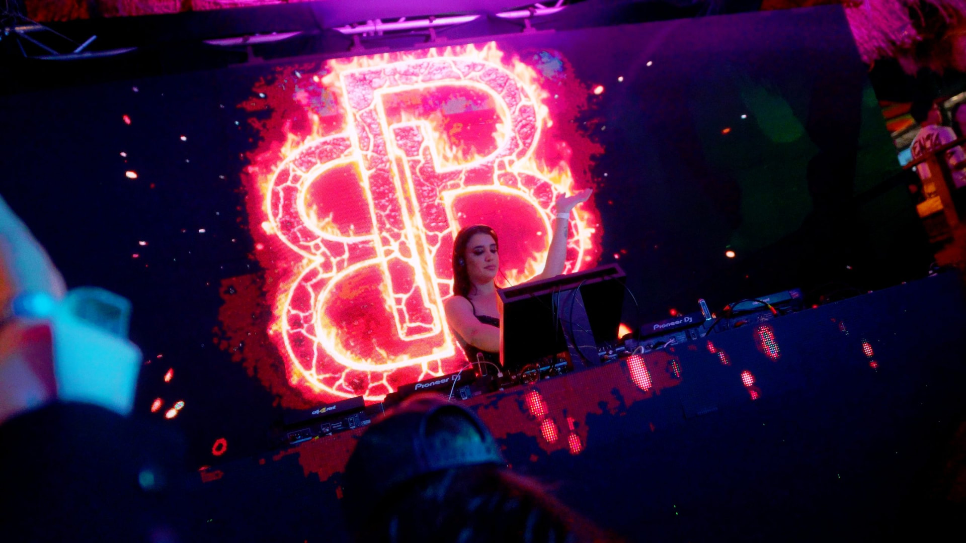 Painel de LED incandescente atrás da cabine de DJ