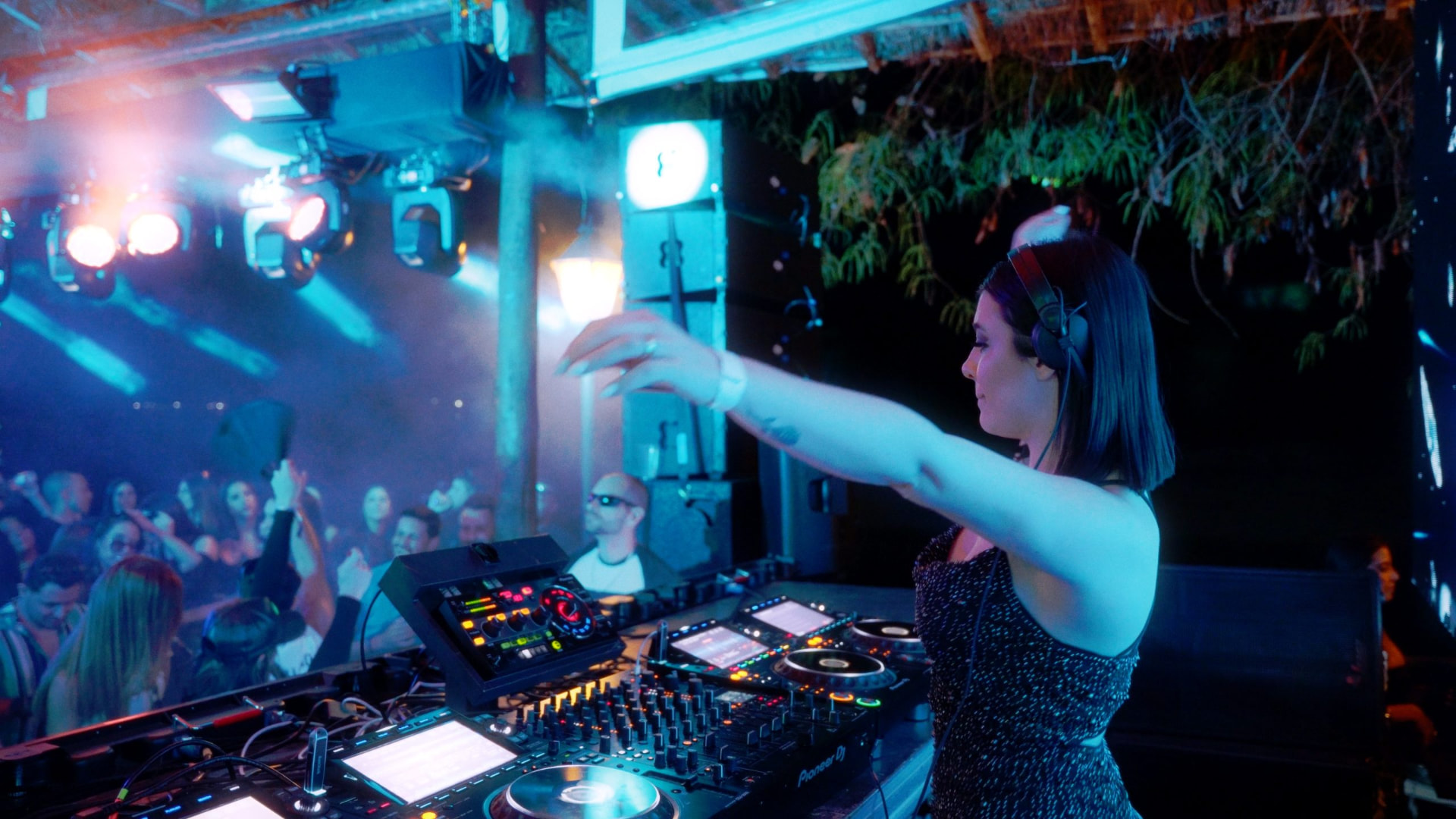 Cabine de DJ do Neverland envolta em luz azul e fumaça